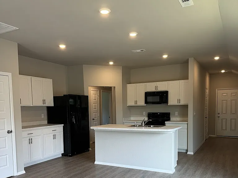 2628 Woodfield Dr — Photo 2