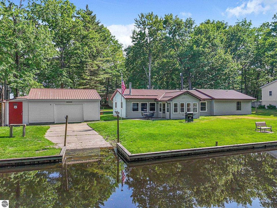 1st image of 311 W Lake Dr