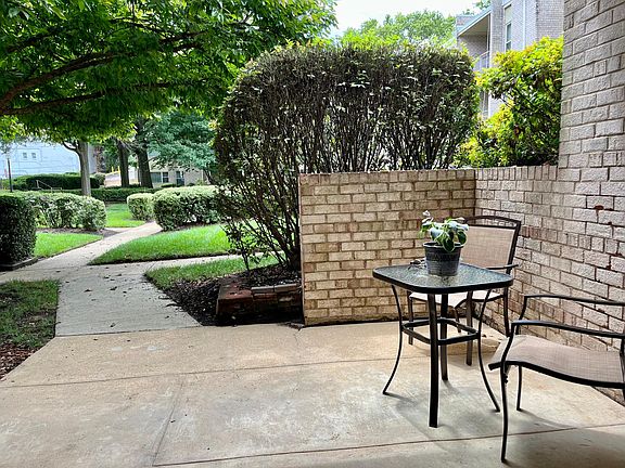 4th image of 8 Canterbury Sq APT 103
