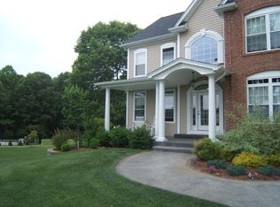 23 Harvest Gln, East Lyme, CT 06333