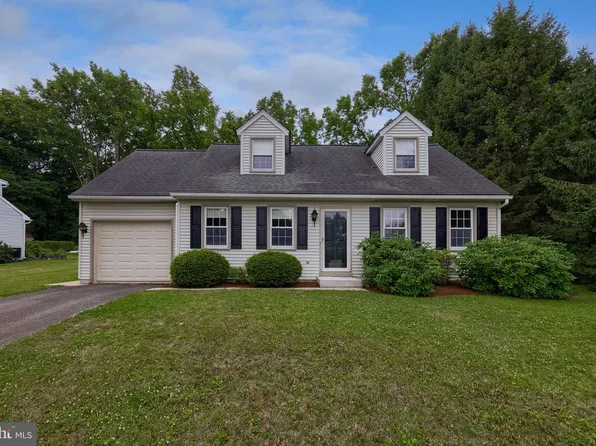 303 Parkwood Dr, Lancaster, PA 17603