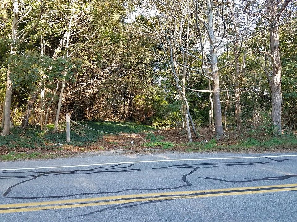 2nd image of 540 Old Falmouth Rd
