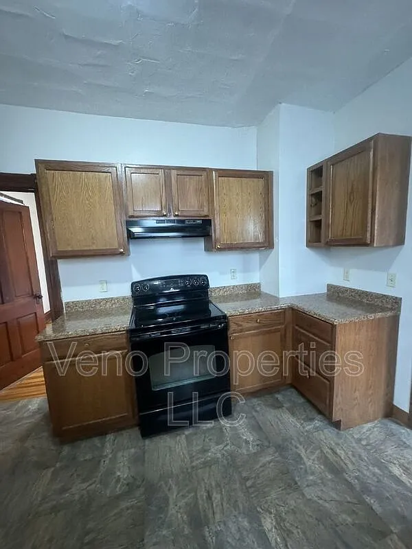 3 bed, 1.0 bath, $1,600 — Photo 2