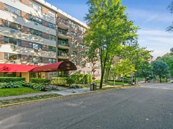 100 Diplomat Drive #8A, Mount Kisco, NY 10549