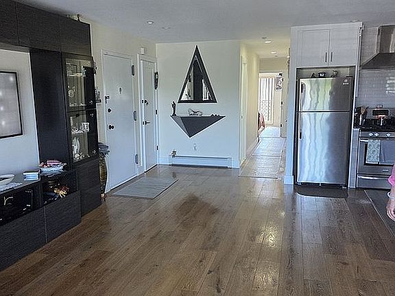 4th image of 372 Avenue S #B