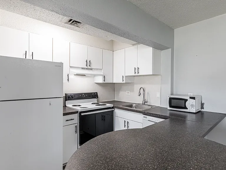 1412A8 East St — Photo 1