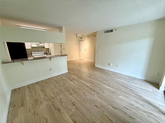 4th image of 410 S Park Rd #1105