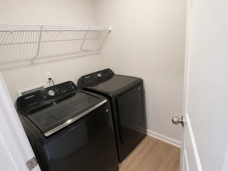 Washer/Dryer included