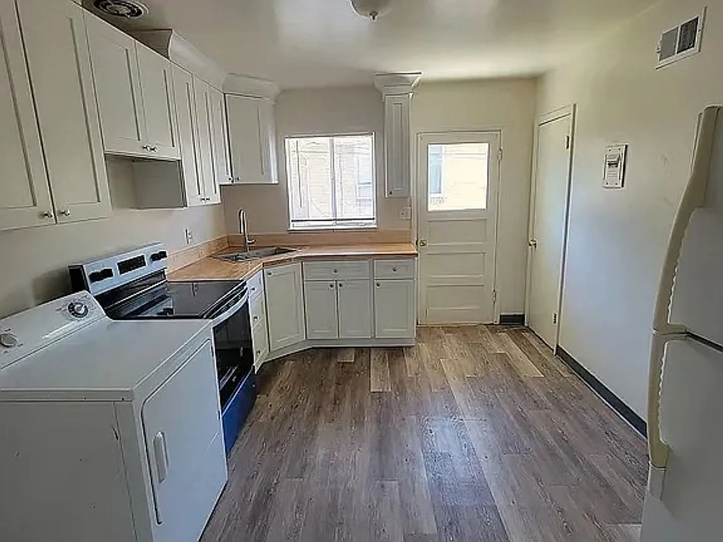 Two Bedroom, 1 Bath in Four-Plex — Photo 2