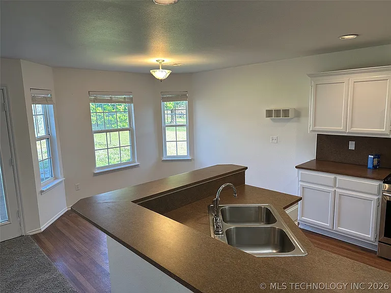 623 N Division St — Photo 3