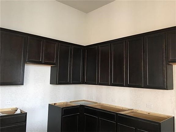 3rd image of 408 Hendelson Ln