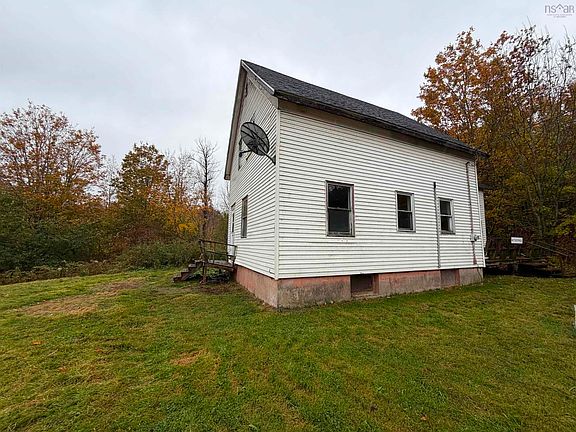 3rd image of 569 Pleasant Brook Rd