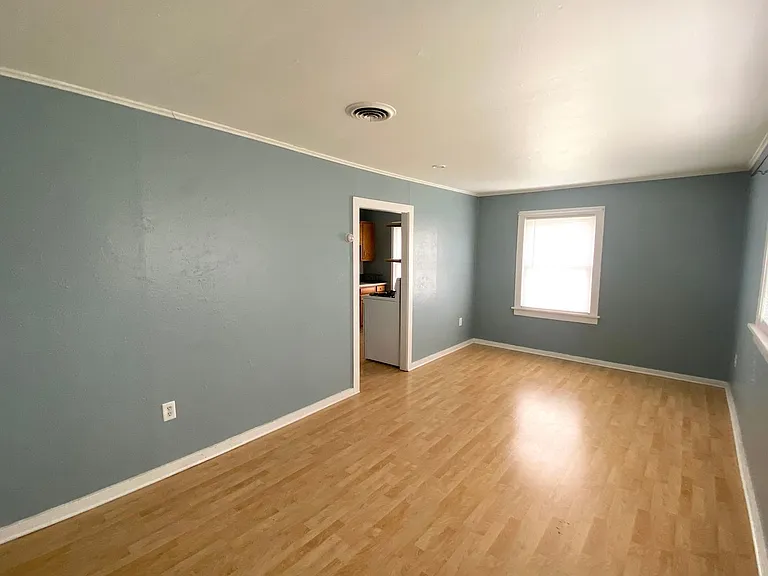 120 Linden St — Photo 3