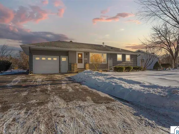 121 N Mayfair Dr, Mankato, MN 56001