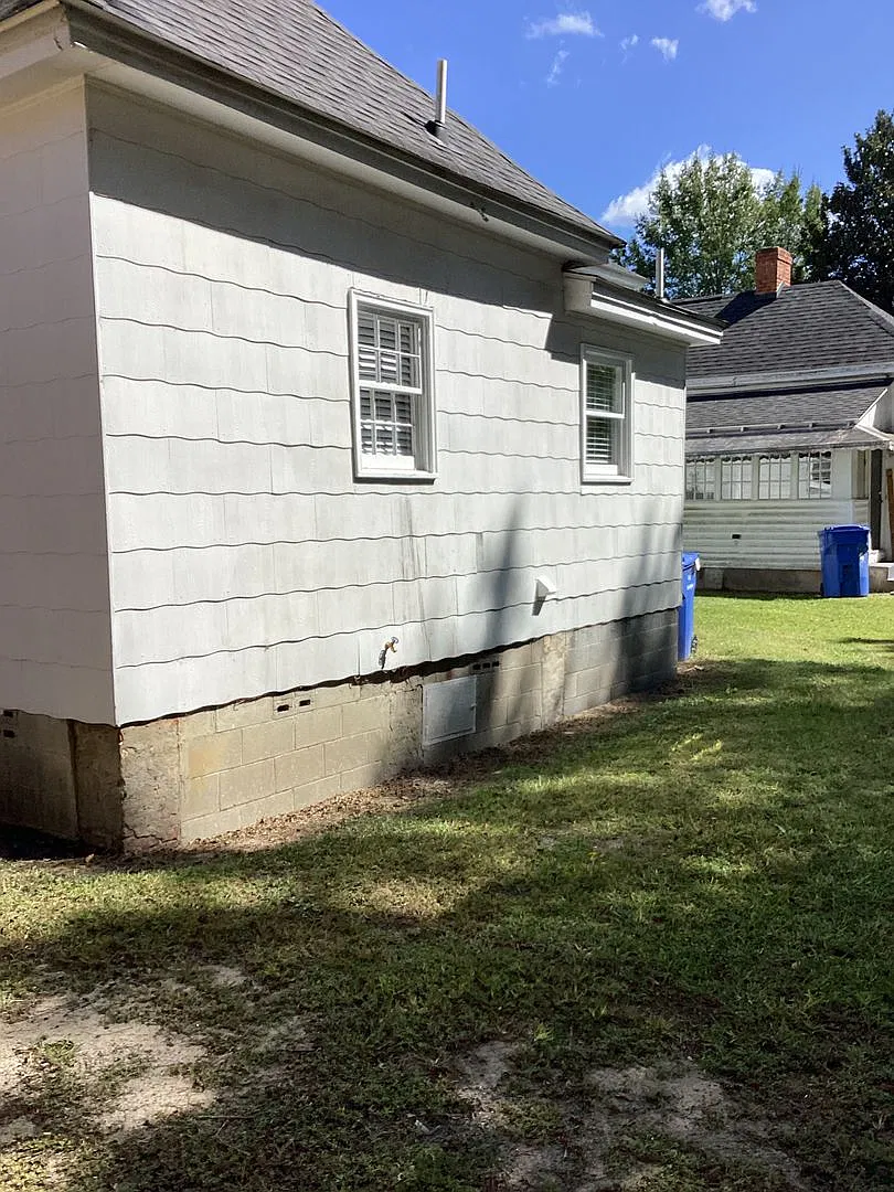 Three bedroom one and a half bath — Photo 3