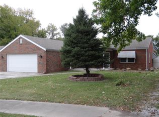 6907 Lake Dr, East Saint Louis, IL 62203