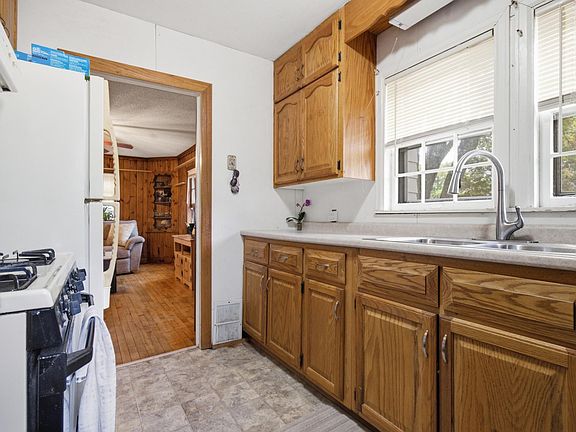 3rd image of 722 2nd Ave NE