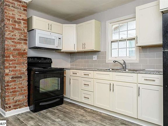 4th image of 102 Helen St