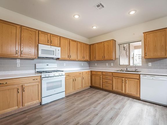 2nd image of 527 Cypress Links Ave