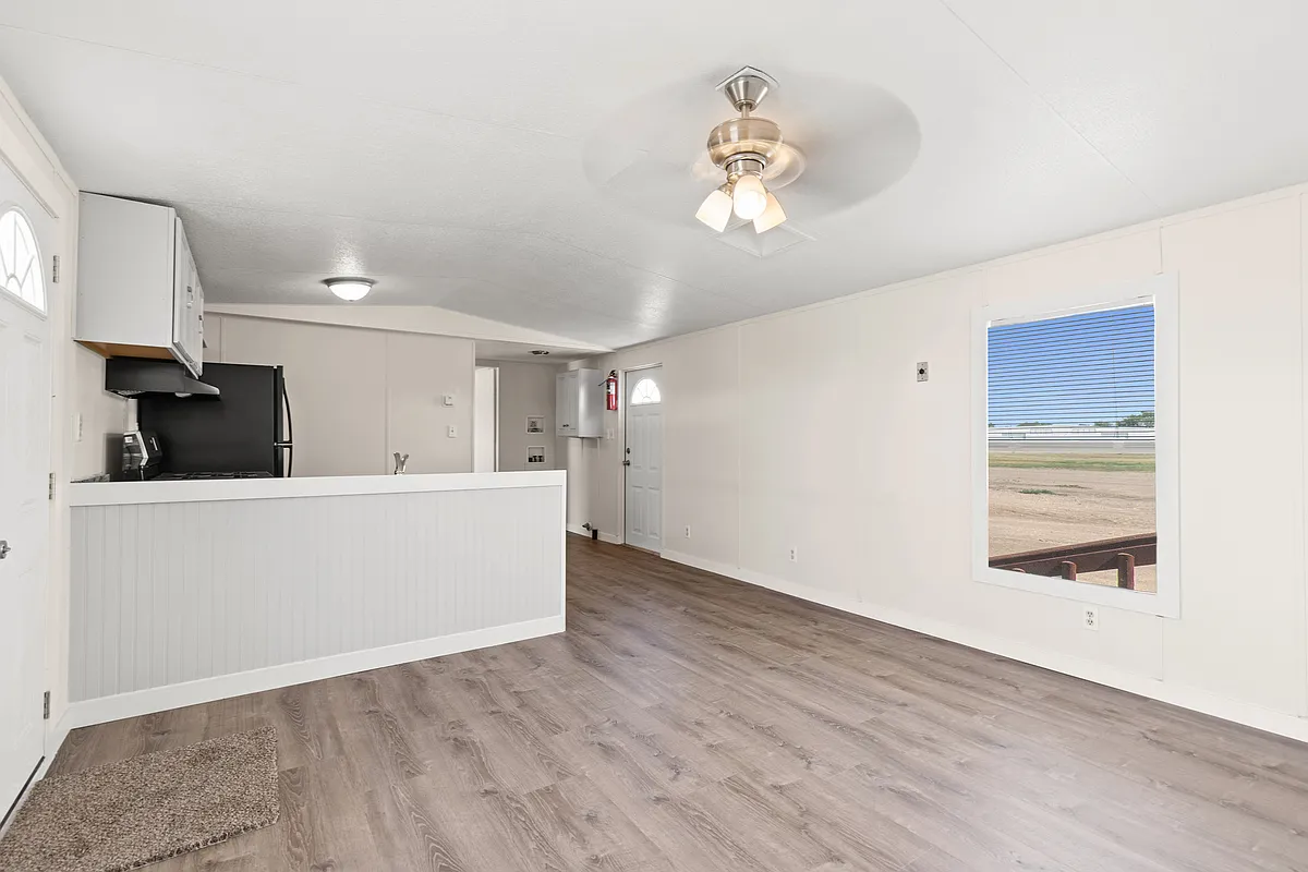 Building Photo - 2074 E 8th St #4