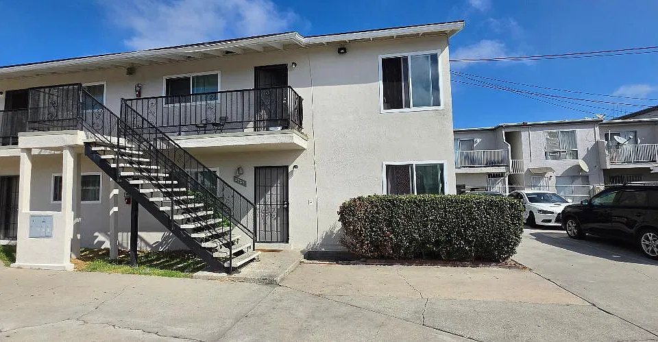 2223 N Lewis Ave #1