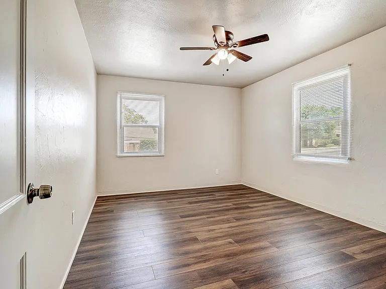 Updated, Spacious, 2 bedroom End Unit w/ Garage & Yard Close to UNM — Photo 7