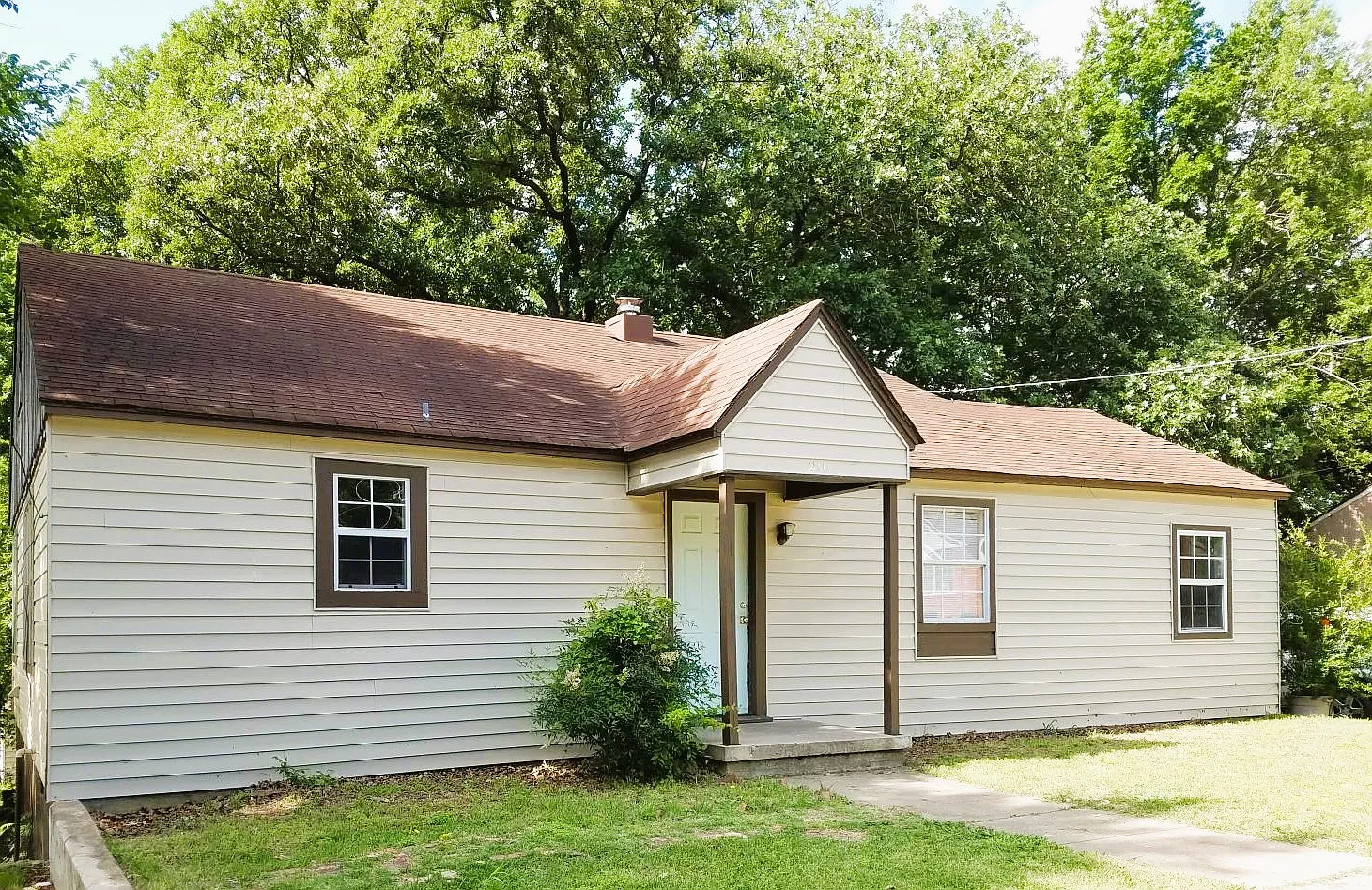 211 W Plum St — Photo 1