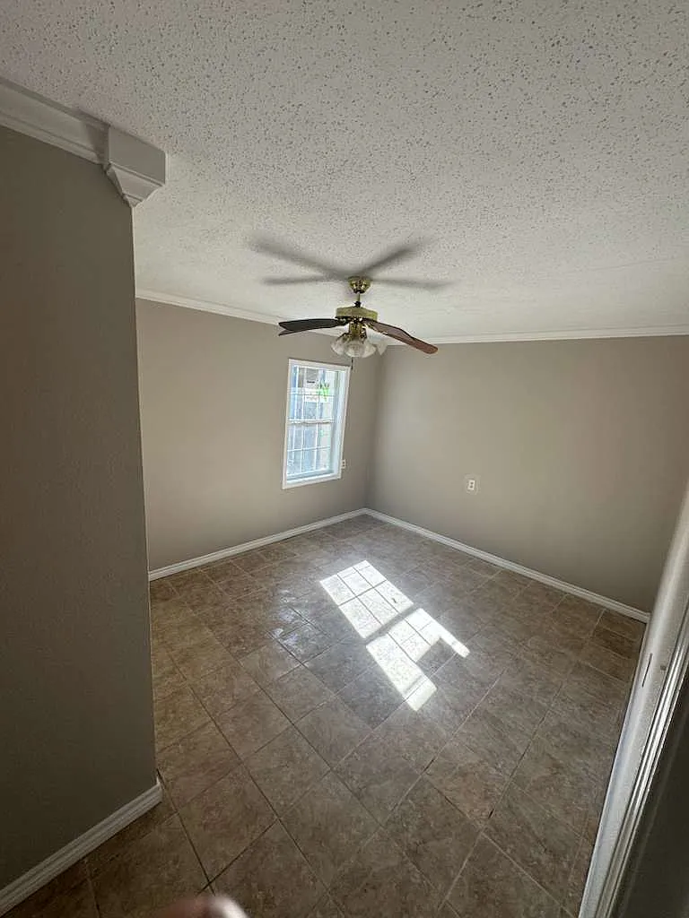3 bed, 1080 sqft, $1,800 — Photo 3