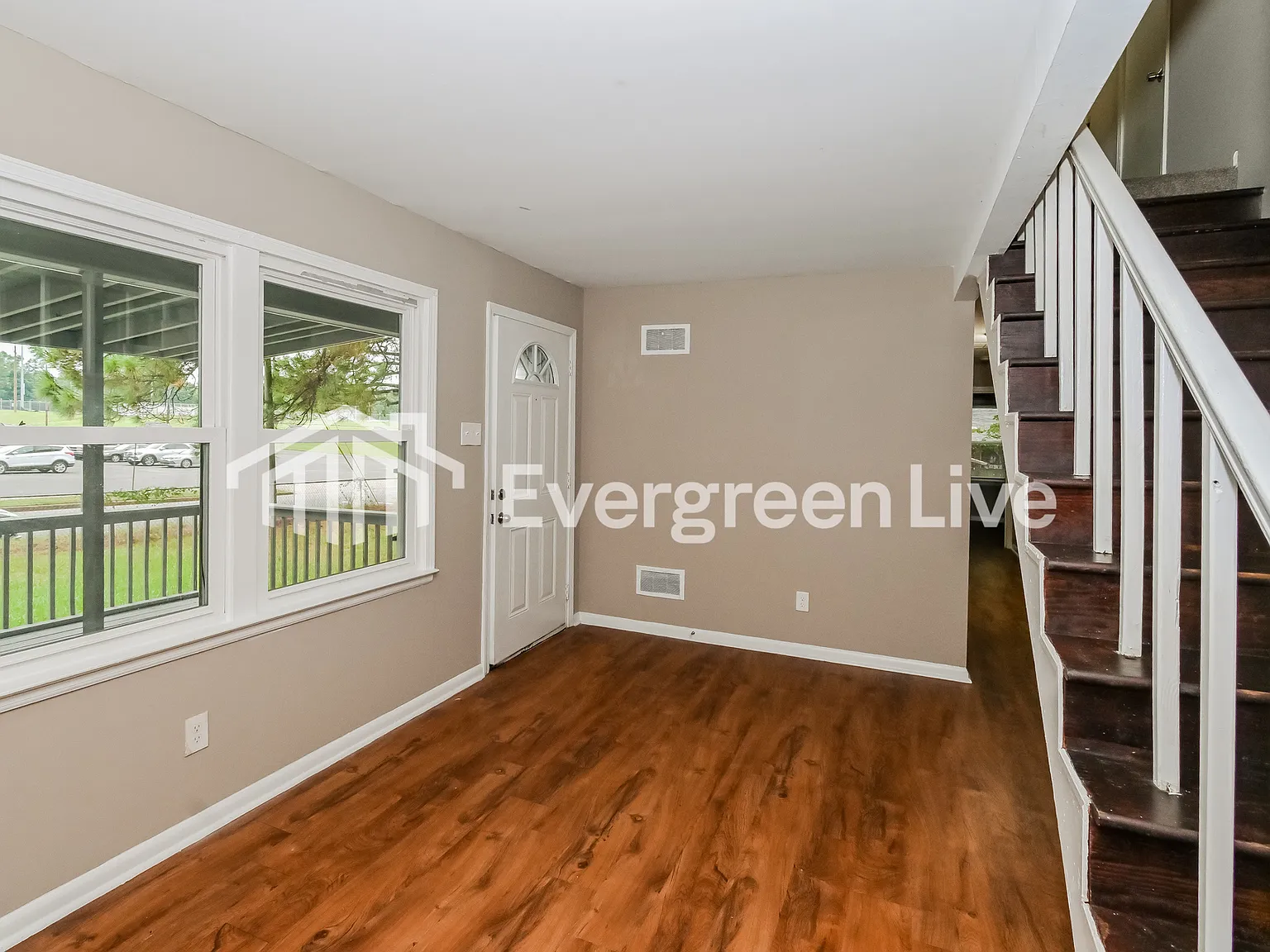 6 bed, 2.0 bath, 2550 sqft, $1,595 — Photo 3