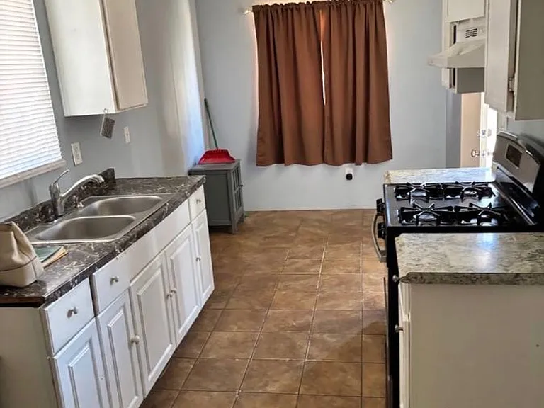 498 E Evans St — Photo 2