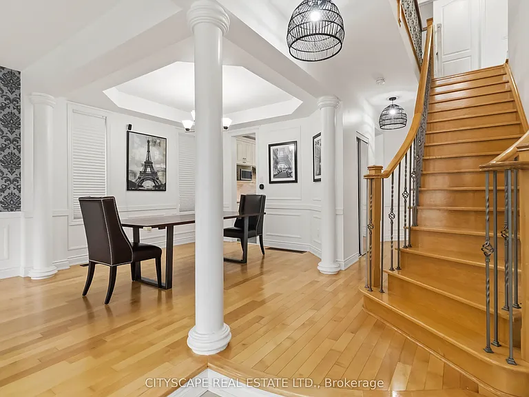 135 Innville Cres — Photo 2