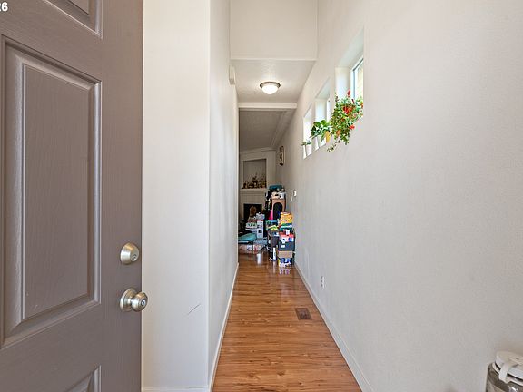 4th image of 19230 SW Rosedale Ct
