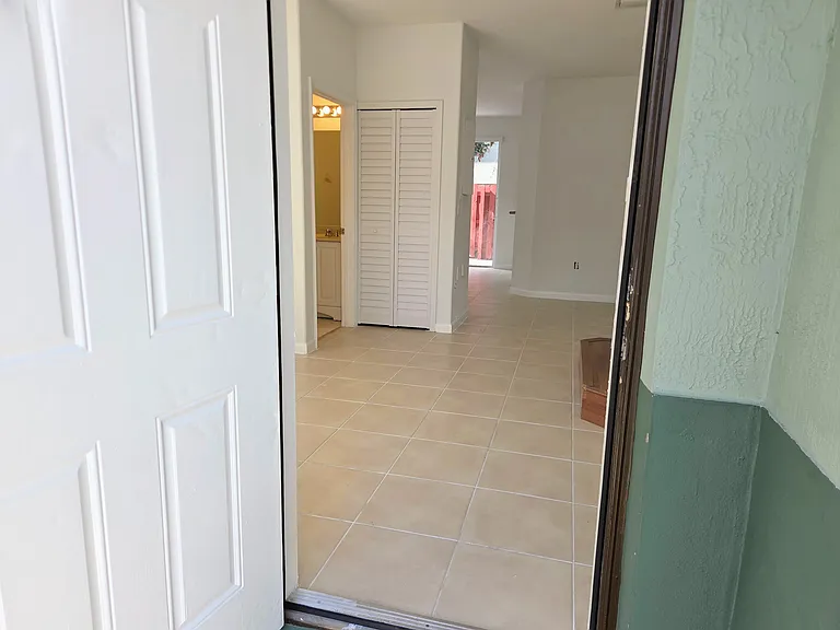 2876 SE 15th Rd — Photo 2