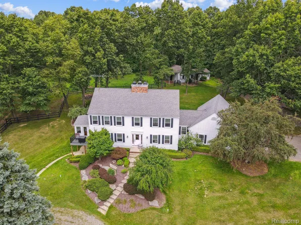1211 E Buno Rd N, Milford, MI 48381