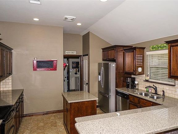 3rd image of 818 Sedona Dr