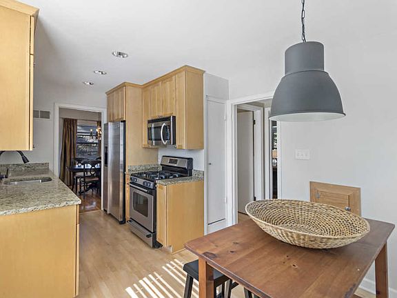 3rd image of 6109 N Santa Monica Blvd