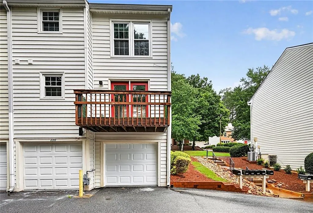 3 bed, 3.5 bath, 1240 sqft, $2,500 — Photo 2