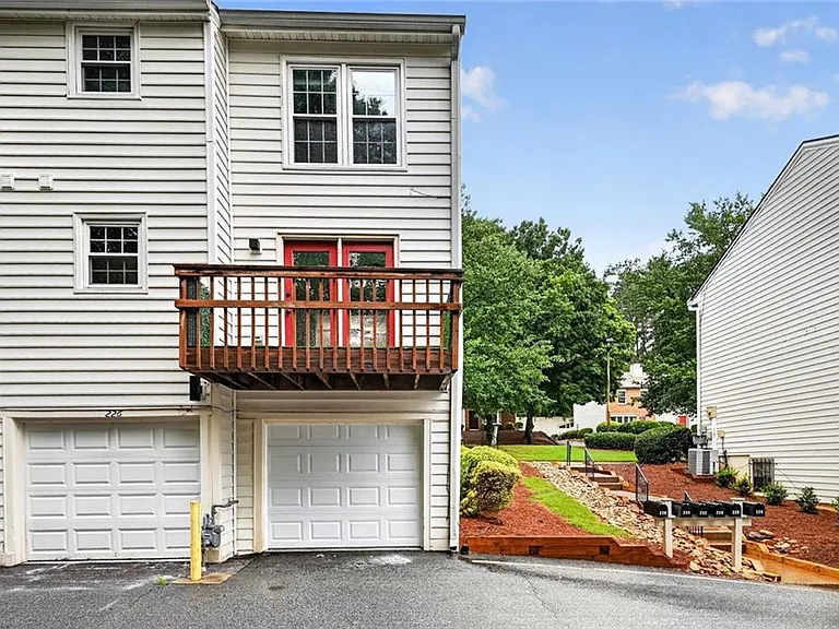 226 High Creek Dr — Photo 2