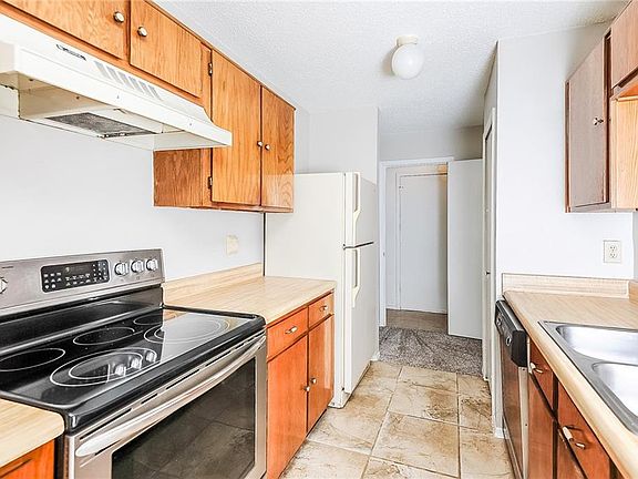 2nd image of 824 Woodrock Dr
