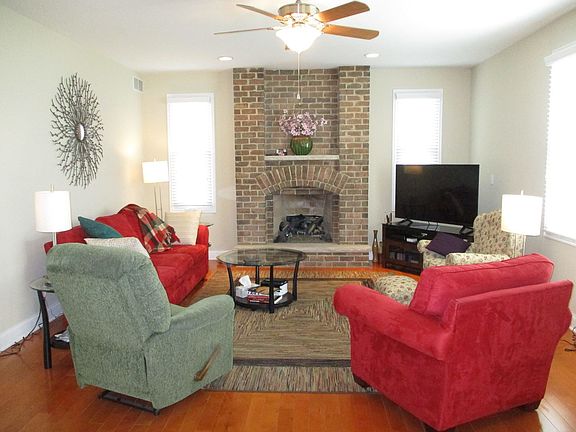 5th image of 821 Canterbury Ln