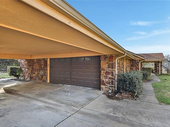 5th image of 1301 Crestwood Dr