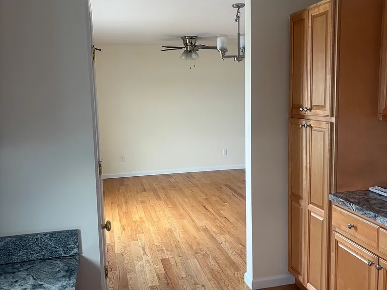 90 Townsend Ave — Photo 4