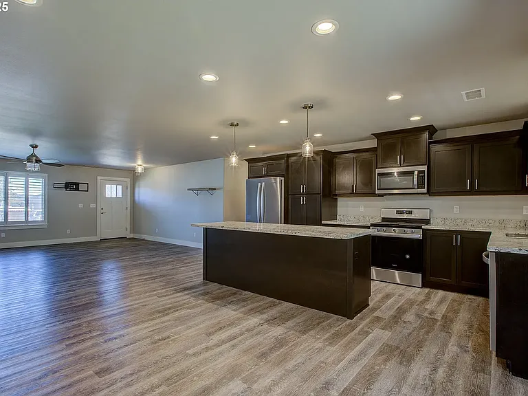 325 Brady Ln — Photo 3