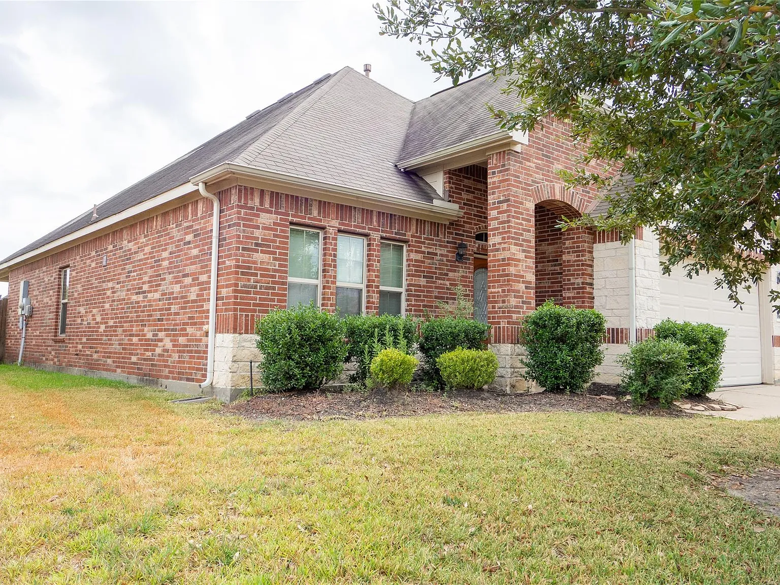 3 bed, 2.0 bath, 1944 sqft, $2,350 — Photo 2