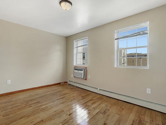 4th image of 1000A Grant Ave #1