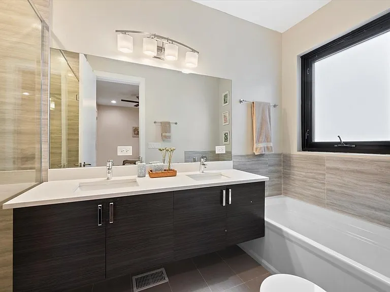 1349 N Leavitt St #1B — Photo 15