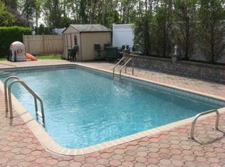60 Hampshire Dr, Farmingdale, NY 11735