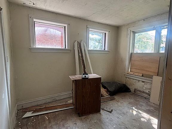 2nd image of 2849 Meramec St