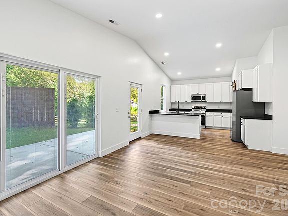 3rd image of 60 Pearl St