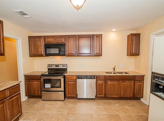4th image of 922 Wandering Way Dr